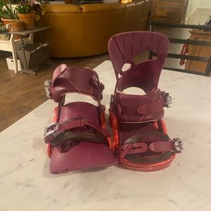 Women’s Salomon binding size small. Used a few times but in great condition.